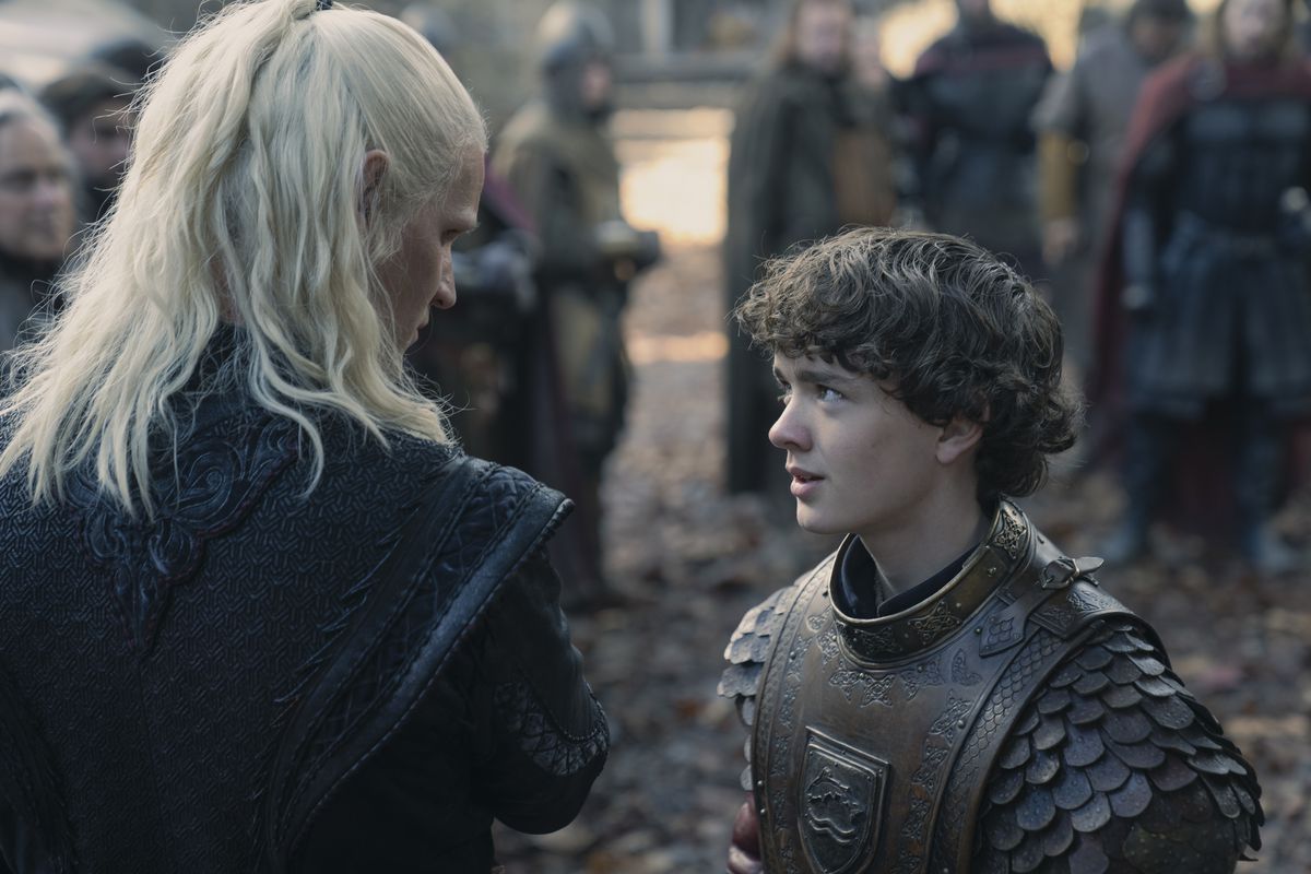 Oscar Tully se tient face à face avec Daemon Targaryen, sous le regard des seigneurs assemblés, dans La Maison du Dragon