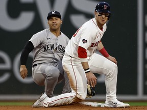 Gleyber Torres des Yankees de New York et Danny Jansen des Red Sox de Boston regardent vers la première base après une tentative de double jeu infructueuse.