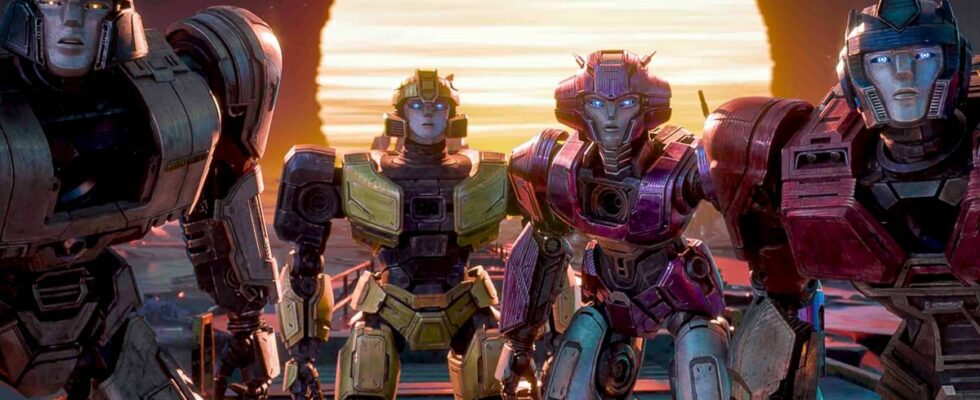 A line of Transformers staring ahead in surprise in Transformers One.