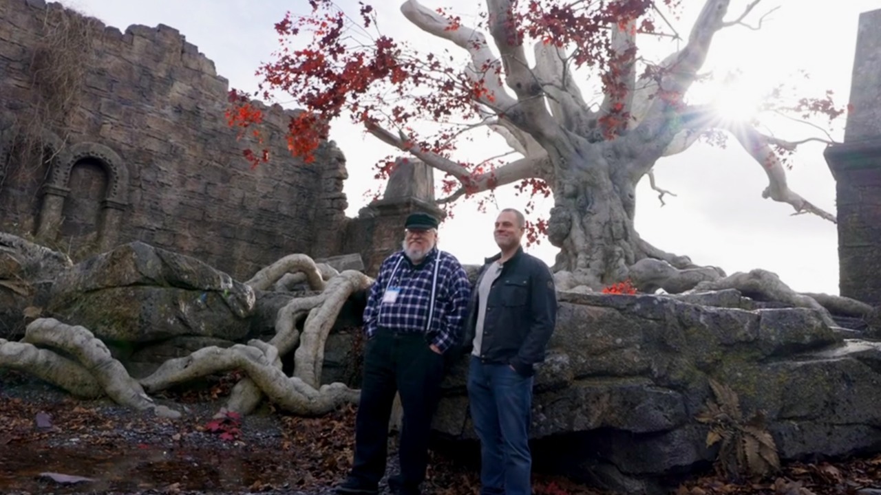 Martin et Condal posent pour une photo sur le décor de la cour de Harrenhal.