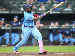 Vladimir Guerrero Jr. des Blue Jays de Toronto double un point à la neuvième manche lors du deuxième match d'un match de baseball double contre les Orioles de Baltimore à l'Oriole Park à Camden Yards le 29 juillet 2024 à Baltimore, Maryland.