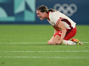 Vanessa Gilles #14 de l'équipe canadienne célèbre après avoir remporté le match du groupe A féminin entre la France et le Canada lors des Jeux olympiques de Paris