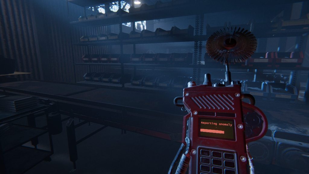 Capture d'écran de Shift 87 montrant un appareil rouge avec une usine en arrière-plan où la lumière filtre à partir de hautes fenêtres