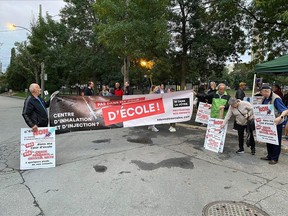 Des manifestants protestent contre la construction d'un site de consommation supervisée de drogues à Montréal, le 19 septembre 2023.
