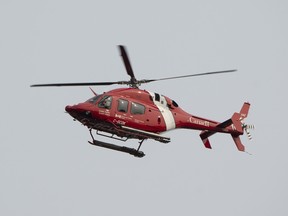 Un hélicoptère de la Garde côtière canadienne survole le port de St. John's, le samedi 24 juin 2023.