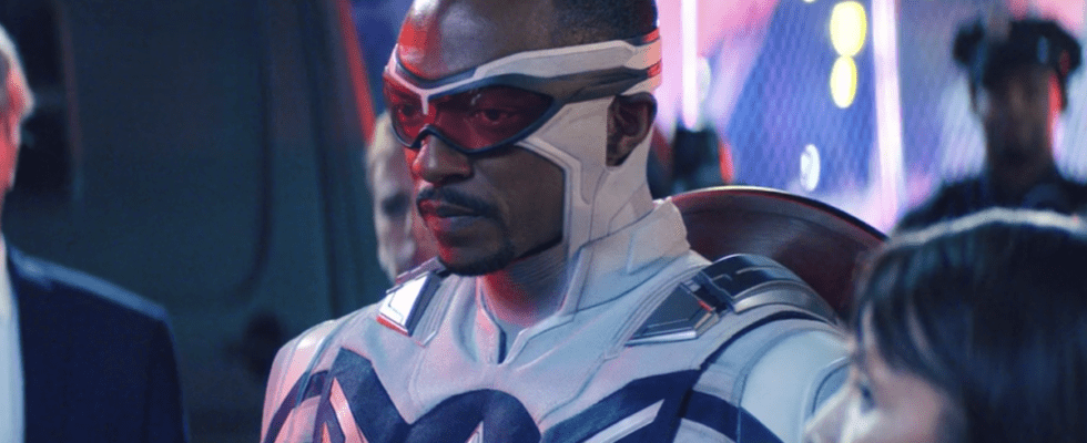 Anthony Mackie a partagé un superbe aperçu de son costume de Captain America, et maintenant je parie que je sais quand nous verrons une bande-annonce