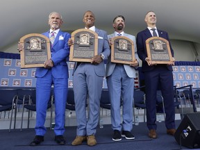 Les intronisés, de gauche à droite, Jim Leyland, Adrian Beltre, Todd Helton et Joe Mauer posent pour une photo avec leurs plaques lors de la cérémonie d'intronisation au Temple de la renommée du baseball au Clark Sports Center le 21 juillet 2024 à Cooperstown, New York.