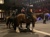 La police anti-émeute à cheval la nuit