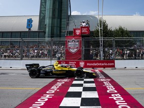 Colton Herta franchit la ligne d'arrivée pour remporter l'Ontario Honda Dealers Indy 2024, à Toronto, le dimanche 21 juillet 2024.