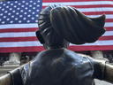 La statue de la Fearless Girl fait face à la Bourse de New York. La saison des résultats du deuxième trimestre a commencé et les investisseurs devraient en profiter pour rechercher de la valeur et éventuellement rééquilibrer leurs portefeuilles.
