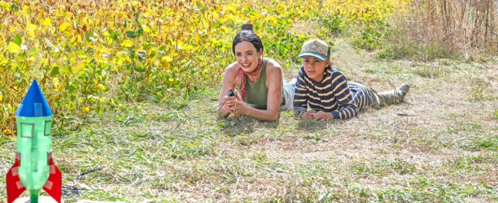 Krysten Ritter as Lucy and Zariella Langford as Charlie - Orphan Black: Echoes _ Season 1, Episode 1