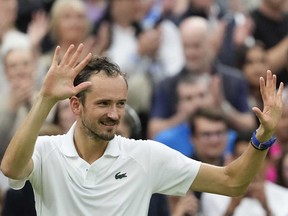 Le Russe Daniil Medvedev célèbre sa victoire contre l'Italien Jannik Sinner lors de leur match de quart de finale aux championnats de tennis de Wimbledon à Londres, le mardi 9 juillet 2024.