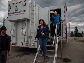 La première ministre Danielle Smith quitte une séance d'information au centre de commandement des incendies à Hinton, en Alberta, le vendredi 26 juillet 2024. Les incendies de forêt qui empiètent sur le lotissement urbain de Jasper ont forcé l'évacuation du parc national et ont détruit un nombre incalculable de structures.