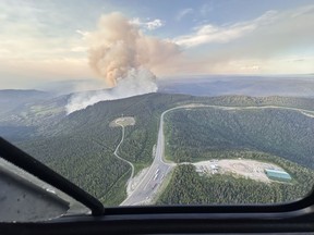 Une vue aérienne d'un incendie de forêt qui fait rage sur la montagne Steamboat est présentée sur une photo distribuée par le BC Wildfire Service le 17 juillet 2024.
