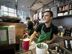 Depuis 2014, l'Université d'État de l'Arizona a formé 25 000 employés de Starbucks, dont près de la moitié ont obtenu leur diplôme.