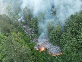 Un incendie de forêt incontrôlable fait rage près du lac Wahleach, dans le sud de la Colombie-Britannique, sur cette récente photo distribuée.