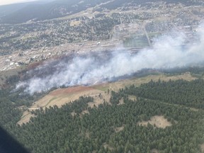 La fumée provenant des incendies de forêt incontrôlés à Williams Lake, en Colombie-Britannique, est illustrée sur cette photo distribuée le dimanche 21 juillet 2024.