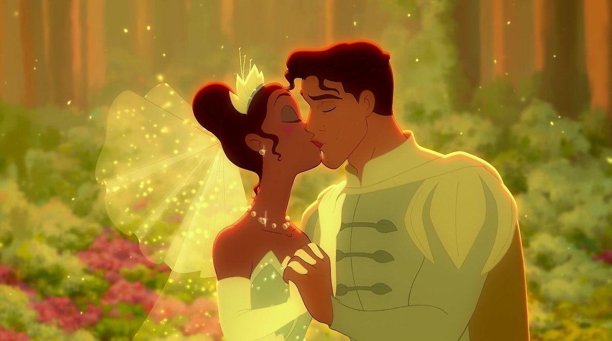 Tiana et Naveen partagent un baiser le jour de leur mariage, vêtus d'une tenue verte 