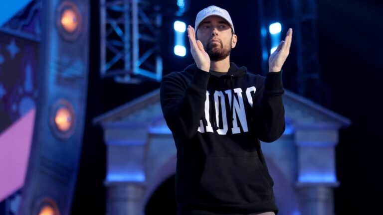 Eminem représente Détroit dans le clip de « Tobey » réalisé par Cole Bennett avec Big Sean et Babytron Plus de Variety Les plus populaires À lire absolument Inscrivez-vous aux bulletins d'information de Variety Plus de nos marques
	
	
