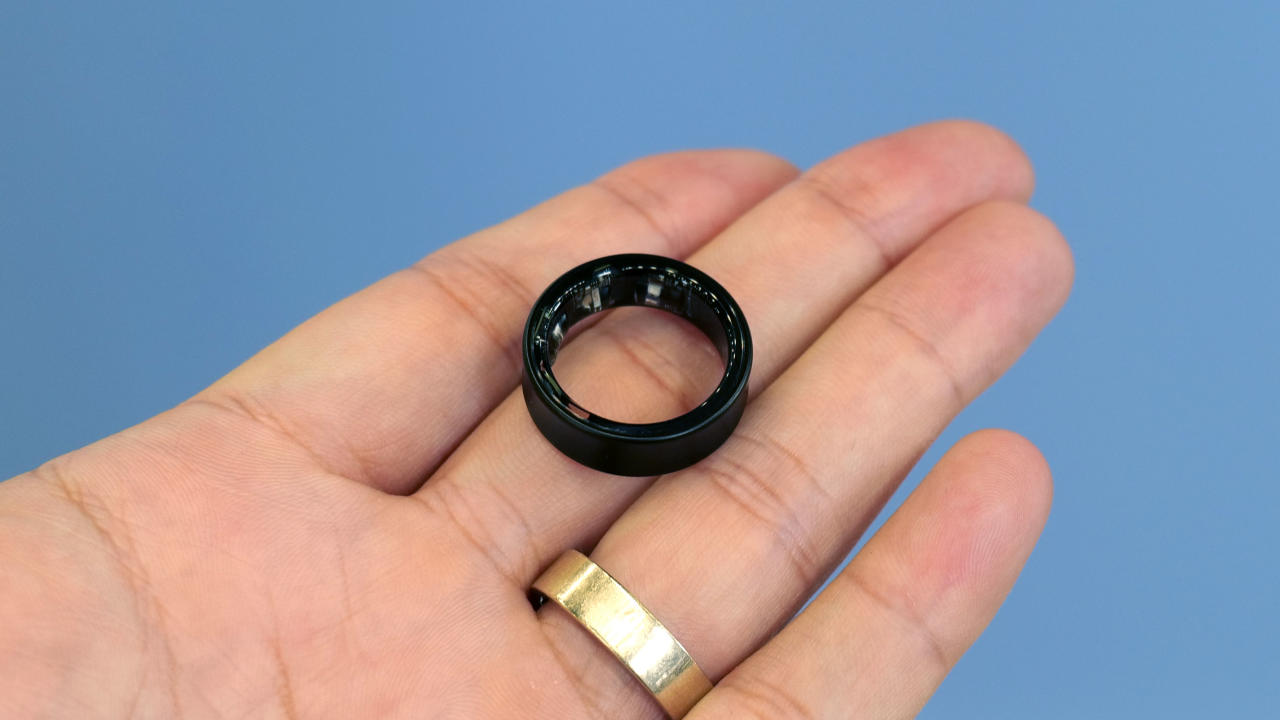 Un Samsung Galaxy Ring noir posé sur une main.