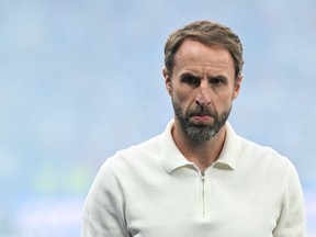 L'entraîneur-chef de l'Angleterre, Gareth Southgate, regarde avant le match de football final de l'UEFA Euro 2024 entre l'Espagne et l'Angleterre à l'Olympiastadion de Berlin le 14 juillet 2024.