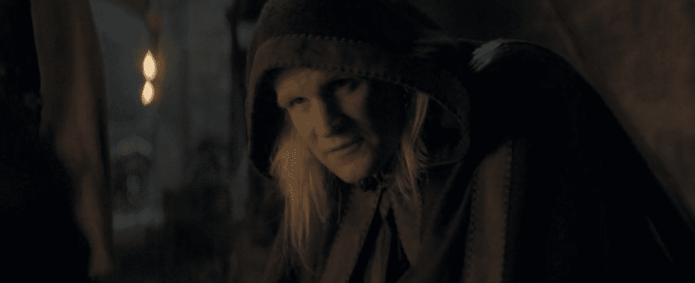 Matt Smith as Daemon Targaryen talking to Blood and Cheese in House of the Dragon Season 2x01 screenshot