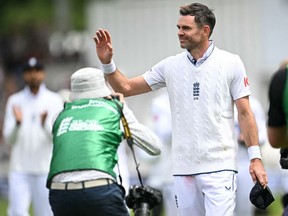 L'Anglais James Anderson quitte le terrain lors de son dernier match test après la fin du jeu le troisième jour du premier match de test de cricket entre l'Angleterre et les Antilles au Lord's Cricket Ground à Londres le 12 juillet 2024.