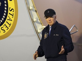 Le président Joe Biden descend les marches d'Air Force One à la base aérienne de Dover dans le Delaware, le mercredi 17 juillet 2024.