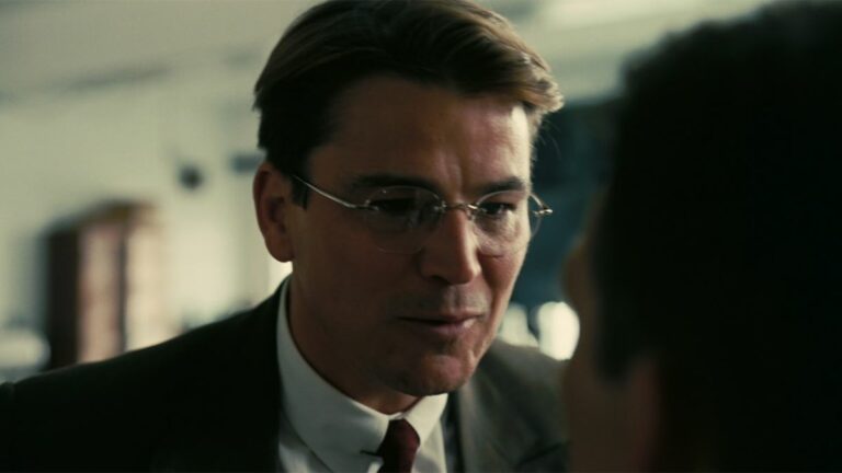 Josh Hartnett as Ernest Lawrence talking to J. Robert Oppenheimer in Oppenheimer