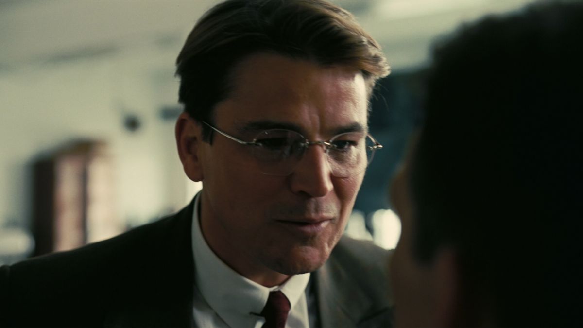 Josh Hartnett as Ernest Lawrence talking to J. Robert Oppenheimer in Oppenheimer