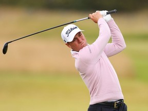 Justin Thomas des États-Unis joue son deuxième coup sur le 16e trou lors du premier jour du Genesis Scottish Open au Renaissance Club le 11 juillet 2024 à North Berwick, en Écosse.