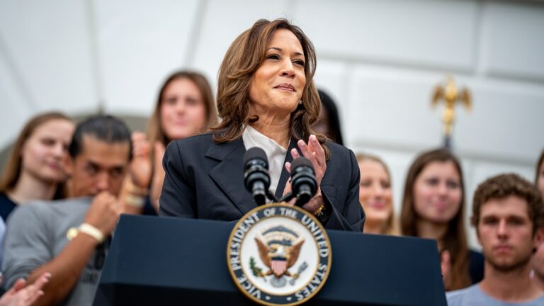 Kamala Harris fait l'éloge de Joe Biden lors de sa première apparition publique depuis que le président a mis fin à sa campagne de réélection
