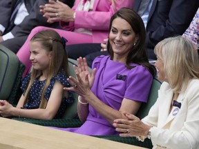Kate, princesse de Galles, au centre, et sa fille, la princesse Charlotte, à gauche, regardent la finale du simple messieurs entre Carlos Alcaraz d'Espagne et Novak Djokovic de Serbie, depuis la loge royale aux championnats de tennis de Wimbledon à Londres, le dimanche 14 juillet 2024.