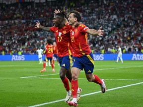 Mikel Oyarzabal d'Espagne célèbre le deuxième but de son équipe avec son coéquipier Nico Williams lors du match final de l'UEFA EURO 2024 entre l'Espagne et l'Angleterre à l'Olympiastadion le 14 juillet 2024 à Berlin, en Allemagne.