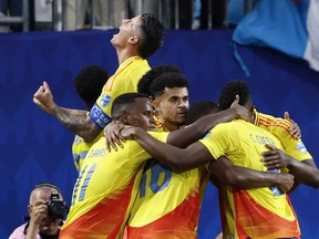 Les joueurs colombiens célèbrent le but de Jefferson Lerma contre l'Uruguay lors d'un match de football en demi-finale de la Copa America à Charlotte, Caroline du Nord, le mercredi 10 juillet 2024.