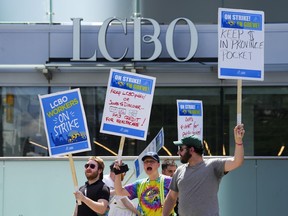 Les employés de la LCBO manifestent devant un magasin LCBO fermé au centre-ville d'Ottawa le vendredi 5 juillet 2024. La Régie des alcools de l'Ontario a déclaré qu'elle n'avait plus l'intention d'ouvrir certains magasins de détail pour les achats en magasin en raison de la grève en cours. LA PRESSE CANADIENNE/Sean Kilpatrick