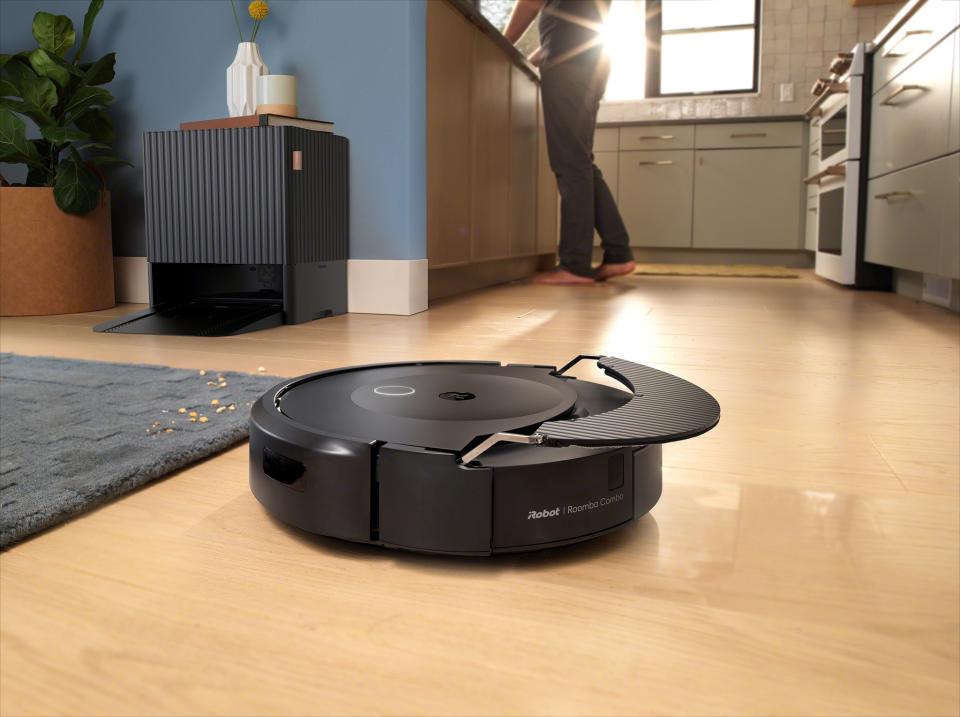 Un Roomba sur le sol d'une cuisine.
