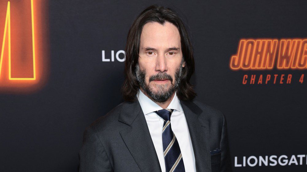 La rotule de Keanu Reeves s'est fissurée comme une chips de pomme de terre lorsqu'il s'est blessé sur le plateau après le tournage d'un plongeon dans l'eau froide avec Aziz Ansari et Seth Rogen : « La comédie, c'est dur, mec »
	
	
