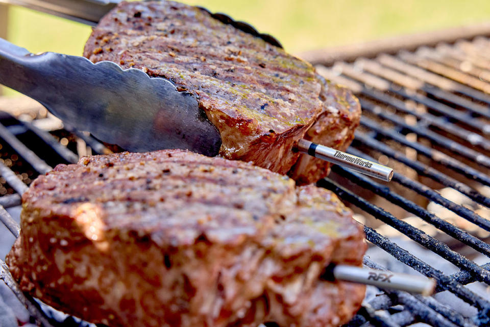 ThermoWorks RFX Meat est utilisé pour saisir des steaks sur un gril.