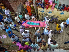 Des proches pleurent devant la maison de trois victimes de la même famille qui sont mortes dans une bousculade le 03 juillet 2024 dans le village de Sokna le 03 juillet 2024 à Hathras, en Inde. Au moins 116 personnes ont été confirmées tuées dans une bousculade dévastatrice lors d'un Satsang, ou événement religieux, à Hathras, dans l'État densément peuplé de l'Uttar Pradesh en Inde, mardi. La bousculade s'est produite alors que l'événement se terminait et que les participants tentaient de sortir, la sortie étroite entraînant une bousculade mortelle de la grande foule. Les autorités s'attendaient à ce que le nombre de morts continue d'augmenter rapidement au cours de la nuit.