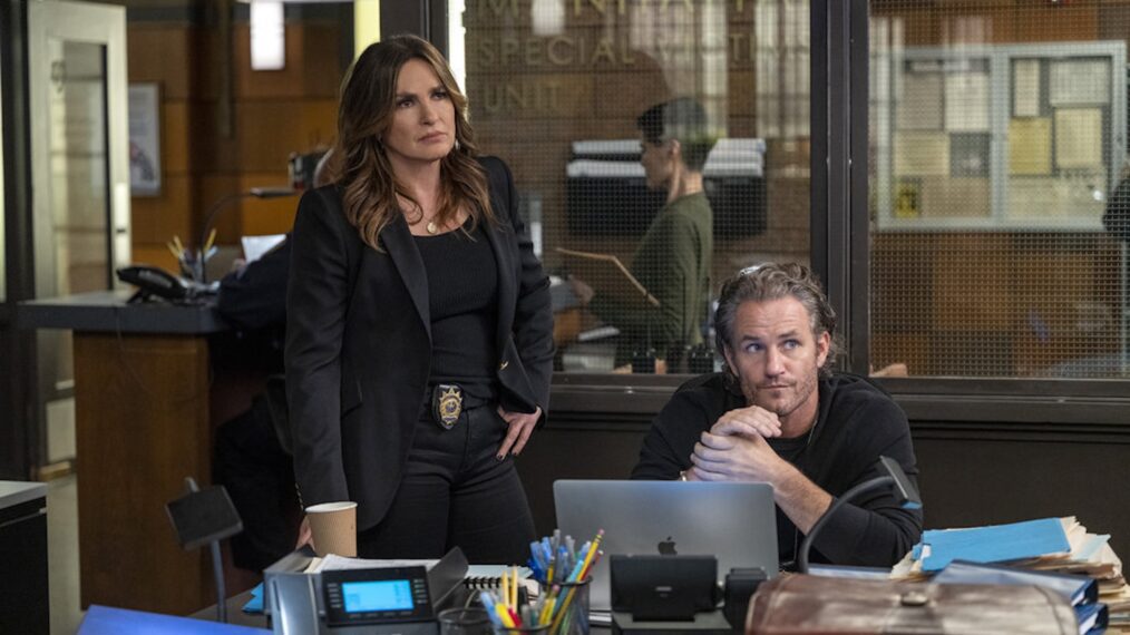 Mariska Hargitay as Captain Olivia Benson, Kevin Kane as Det. Terry Bruno in 