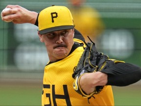 Le lanceur partant des Pirates de Pittsburgh, Paul Skenes, effectue un lancer.