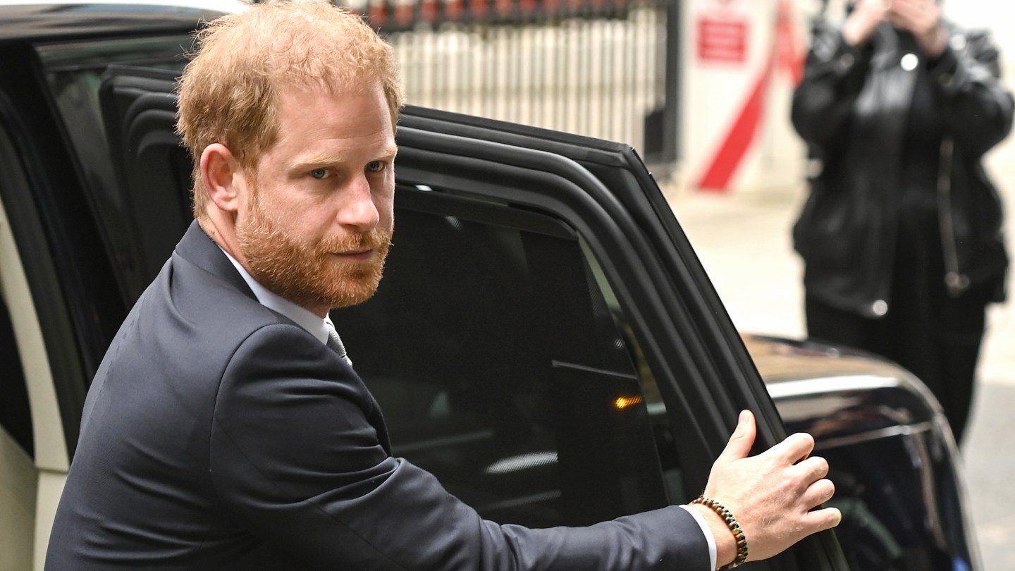 Le prince Harry révèle que la discorde royale est en partie due au refus de la famille de poursuivre les tabloïds britanniques en justice
