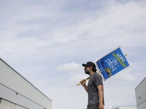 Les travailleurs et leurs sympathisants forment une ligne de piquetage devant le centre de distribution de la LCBO à Mississauga, en Ontario, alors que les membres du syndicat OPSEU poursuivent leur grève le mardi 9 juillet 2024.