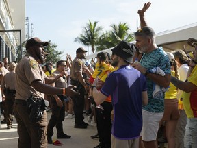 La Copa America est terminée et tandis que le Canada ressort avec des félicitations après sa quatrième place, la CONMEBOL a été vivement critiquée pour son organisation du tournoi, y compris le chaos qui a retardé la finale de dimanche à Miami Gardens, en Floride. Des policiers discutent avec des fans à l'extérieur du stade avant le match de football final de la Copa America entre l'Argentine et la Colombie à Miami Gardens, en Floride, le dimanche 14 juillet 2024.