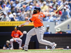 Le joueur de premier but des Astros de Houston, Jon Singleton (28), frappe une ligne et un simple lors de la première manche de la MLB contre les Blue Jays de Toronto à Toronto le 4 juillet 2024.