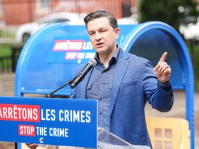 Le chef conservateur fédéral Pierre Poilievre s'adresse aux médias lors d'une conférence de presse à Montréal, le vendredi 12 juillet 2024.
