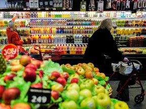 Des gens font leurs courses dans un supermarché de l'arrondissement de Manhattan à New York, aux États-Unis