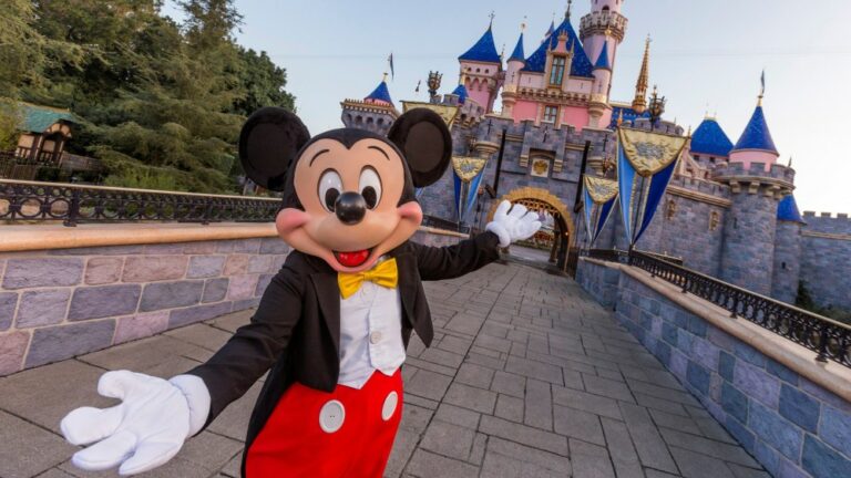 Les employés de Disneyland acceptent un contrat, évitant ainsi la grève dans le parc à thème et les hôtels Plus de Variety Les plus populaires À lire absolument Inscrivez-vous aux newsletters de Variety Plus de nos marques
	
	
