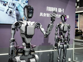 Les robots humanoïdes GR-1 de Fourier sont présentés lors de la Conférence mondiale sur l'intelligence artificielle à Shanghai le 4 juillet.